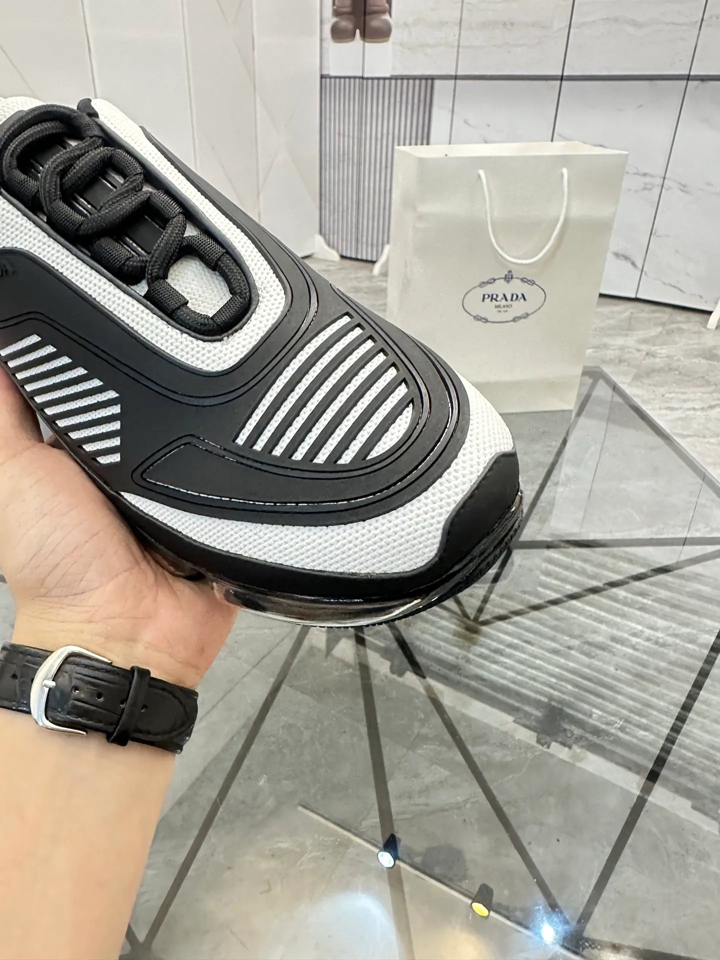 Men's shoes for sale 💰: 💰P660¥ High-end top quality Product trademark: Prada *"Prada*" low-top casual shoes Regular size: 38-45 (can be customized to 46) Product materials: Upper imported from the counter original material, breathable lining, cowhide foot pads, original air cushion outsole. No.: 001